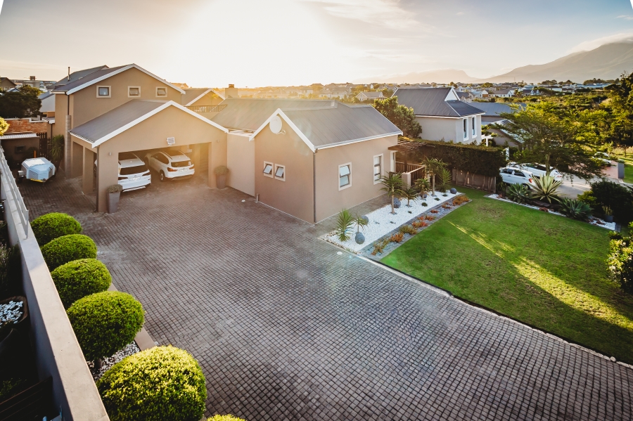 4 Bedroom Property for Sale in Kraaibosch Manor Western Cape